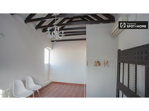 Spacious room in 12-bedroom house, El Porvenir, Sevilla - For Rent