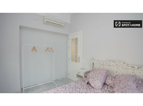 Spacious room in 12-bedroom house, El Porvenir, Sevilla - Annan üürile