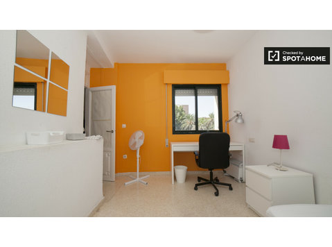 Geräumiges Zimmer in einer 5-Zimmer-Wohnung in Triana,… - Zu Vermieten