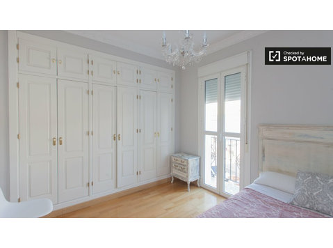 Sunny room in 12-bedroom house, El Porvenir, Sevilla - Annan üürile
