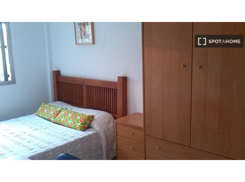 Traditional room in 3-bedroom apartment La Macarena, Seville - For Rent