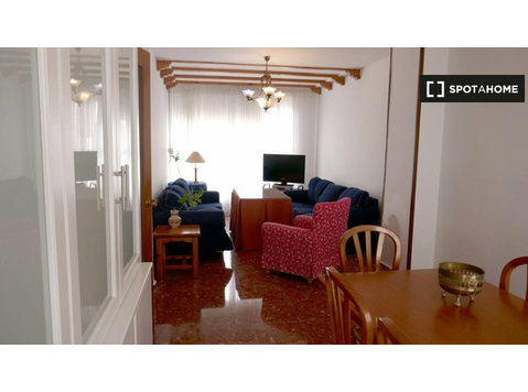 4-bedroom house for rent in Urb. Cdad. Verde, Sevilla - Apartments
