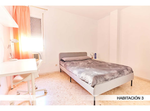 Calle Farmaceútico Murillo Herrera H3 - Apartments