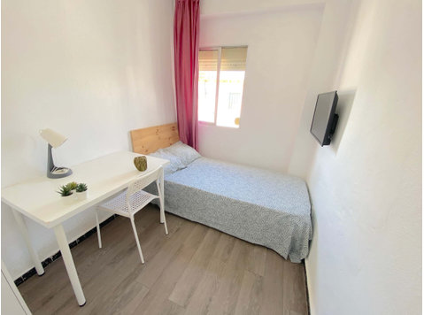 Sunny room near center with WIFI and TV for students - Apartments