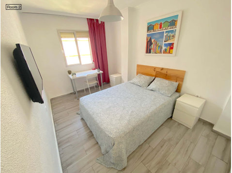 Premium sunny room near center, double bed, WIFI and TV for… - Apartments