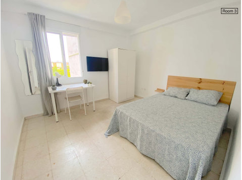 Premium sunny room near center with double bed, WIFI and TV… - Apartments