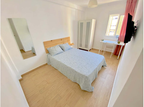 Premium sunny room near center with double bed, WIFI and TV… - Apartments