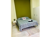 Interconnected kingsize bed room - アパート