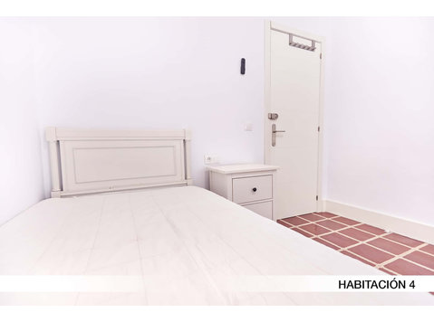 Reina Mercedes H4 - Apartments