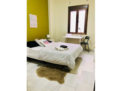 Spacious and bright room in the center - דירות