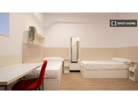 Bed for rent in a residence in Casco Antiguo, Zaragoza - برای اجاره
