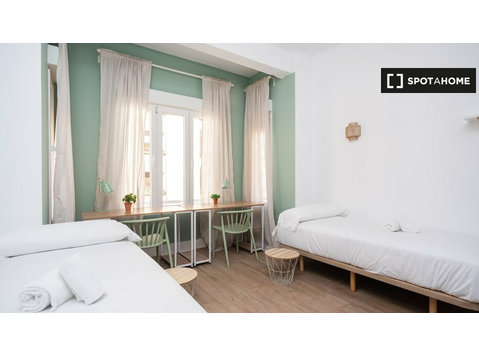 Large Double room for rent in a Coliving in Zaragoza - Izīrē