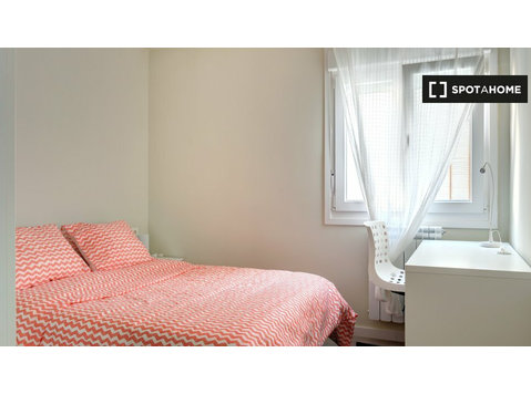 Pokój do wynajęcia w mieszkaniu z 3 sypialniami, Centrum… - Do wynajęcia