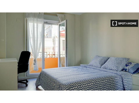 Pokój do wynajęcia w mieszkaniu z 3 sypialniami, Centrum… - Do wynajęcia
