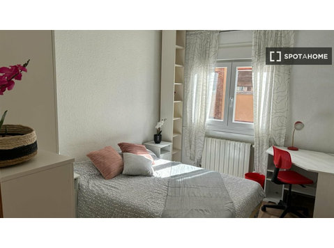 Room for rent in 3-bedroom apartment in Delicias, Zaragoza - Kiadó