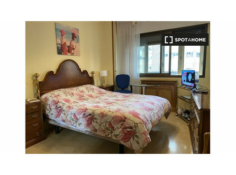 Aluga-se quarto em apartamento de 3 quartos na Cidade… - Aluguel
