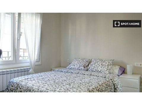 Zimmer zu vermieten in 3-Zimmer-Wohnung, Zaragoza mit Bad - Zu Vermieten
