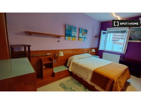 Centro, Zaragoza'da 4 yatak odalı dairede kiralık oda - Kiralık