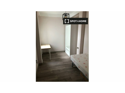 Room for rent in 4-bedroom apartment in Delicias, Zaragoza - Til leje