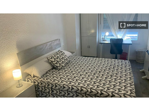 Room for rent in 4-bedroom apartment in Delicias, Zaragoza - 	
Uthyres