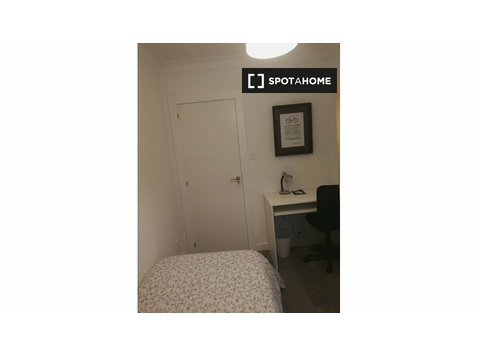 Room for rent in 4-bedroom apartment in Delicias, Zaragoza - Na prenájom