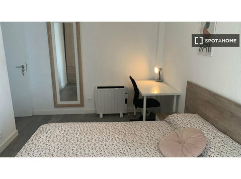Delicias, Zaragoza'da 4 yatak odalı dairede kiralık oda - Kiralık