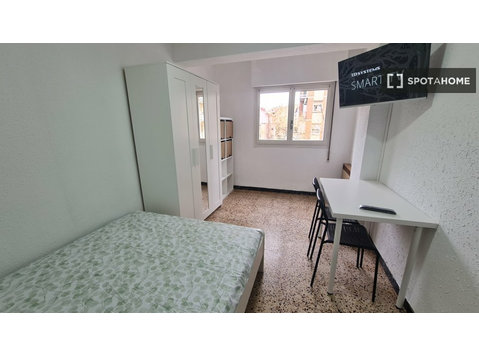 Room for rent in 4-bedroom apartment in Delicias, Zaragoza - Под Кирија