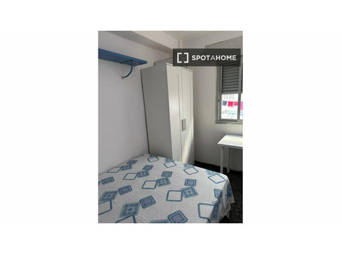 Room for rent in 4-bedroom apartment in Delicias, Zaragoza - Aluguel