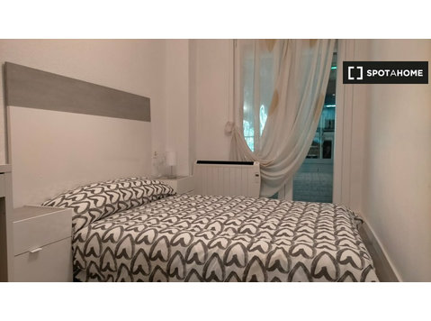Room for rent in 4-bedroom apartment in Delicias, Zaragoza - الإيجار