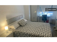 Room for rent in 4-bedroom apartment in Delicias, Zaragoza - Kiadó