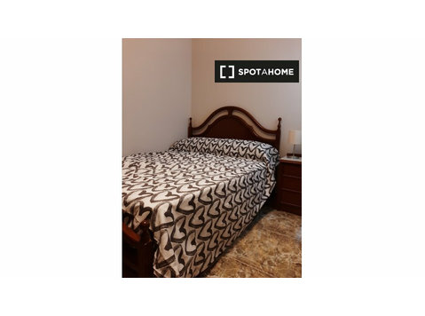 Room for rent in 4-bedroom apartment in Zaragoza - برای اجاره