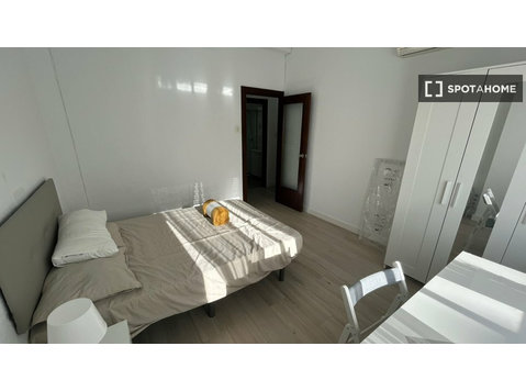 Room for rent in 4-bedroom apartment in Zaragoza - De inchiriat