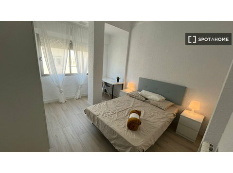 Zaragoza'da 4 yatak odalı dairede kiralık oda - Kiralık