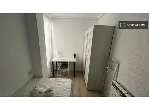 Room for rent in 4-bedroom apartment in Zaragoza - الإيجار
