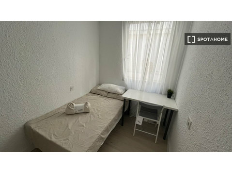 Room for rent in 4-bedroom apartment in Zaragoza - 空室あり