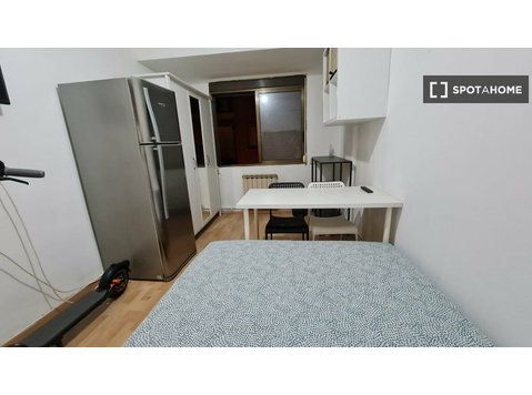 Room for rent in 4-bedroom apartment in Zaragoza - Disewakan