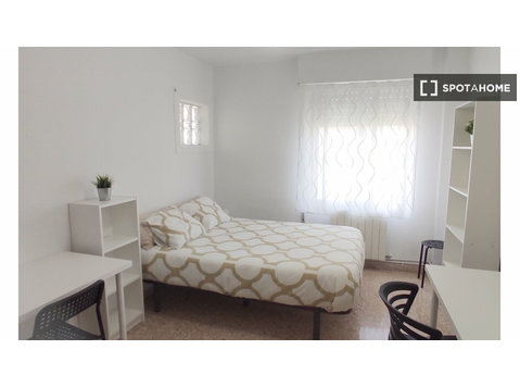 Room for rent in 5-bedroom apartment in Actur, Zaragoza - השכרה