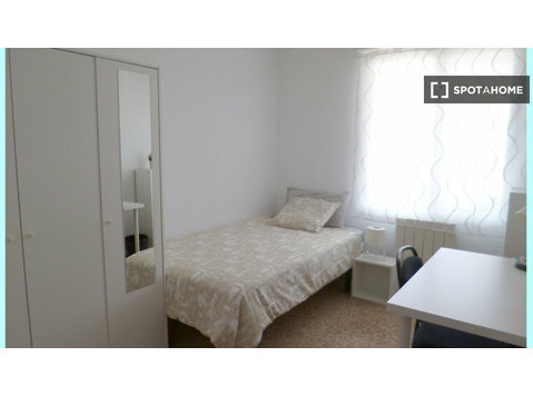 Room for rent in 5-bedroom apartment in Actur, Zaragoza - Cho thuê