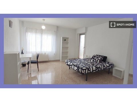 Actur, Zaragoza'da 5 yatak odalı dairede kiralık oda - Kiralık