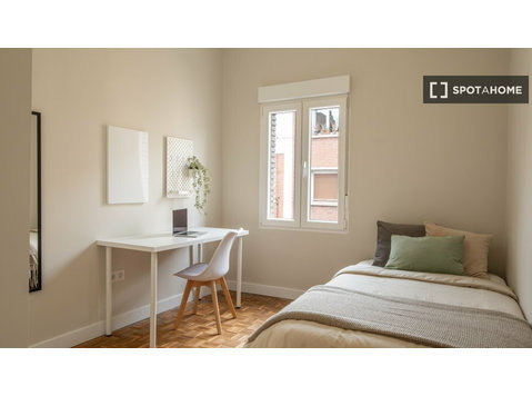 Delicias, Zaragoza'da 5 yatak odalı dairede kiralık oda - Kiralık
