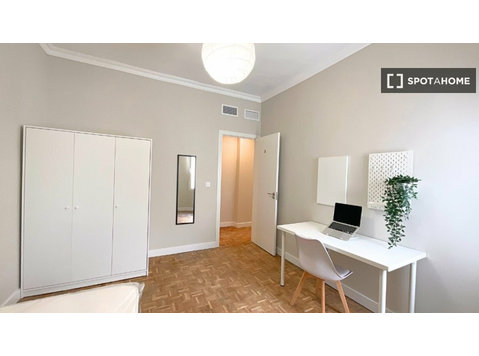 Room for rent in 5-bedroom apartment in Delicias, Zaragoza - Aluguel