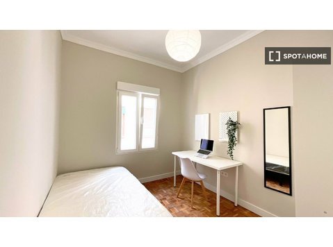 Room for rent in 5-bedroom apartment in Delicias, Zaragoza - 出租
