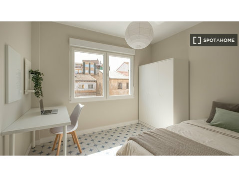 Room for rent in 5-bedroom apartment in Delicias, Zaragoza - Vuokralle