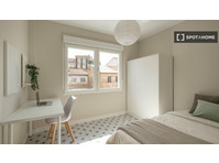 Room for rent in 5-bedroom apartment in Delicias, Zaragoza - 	
Uthyres