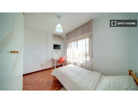 Room for rent in 5-bedroom apartment in Delicias, Zaragoza - 出租