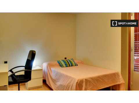 Se alquila habitación en piso de 5 habitaciones en Casco… - Alquiler