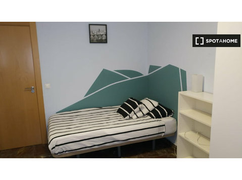 Zaragoza'da 5 yatak odalı dairede kiralık oda - Kiralık