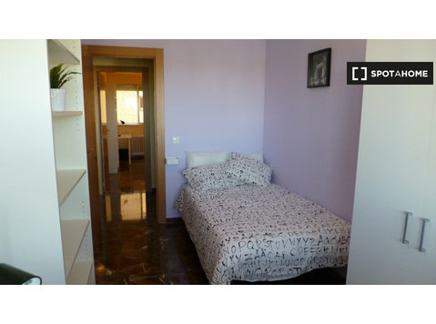 Zaragoza'da 5 yatak odalı dairede kiralık oda - Kiralık