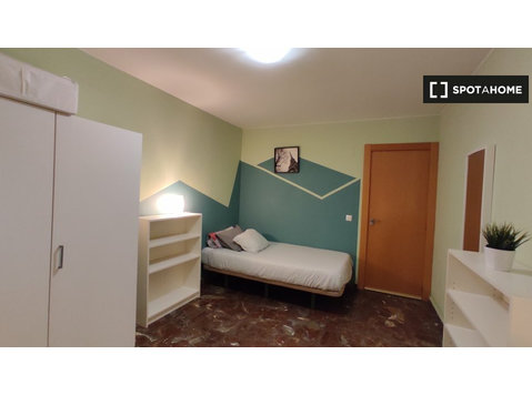 Room for rent in 5-bedroom apartment in Zaragoza - השכרה