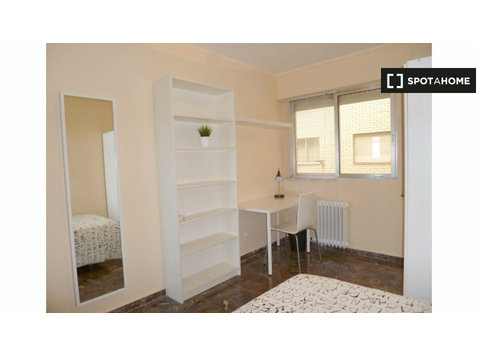 Room for rent in 5-bedroom apartment in Zaragoza - For Rent